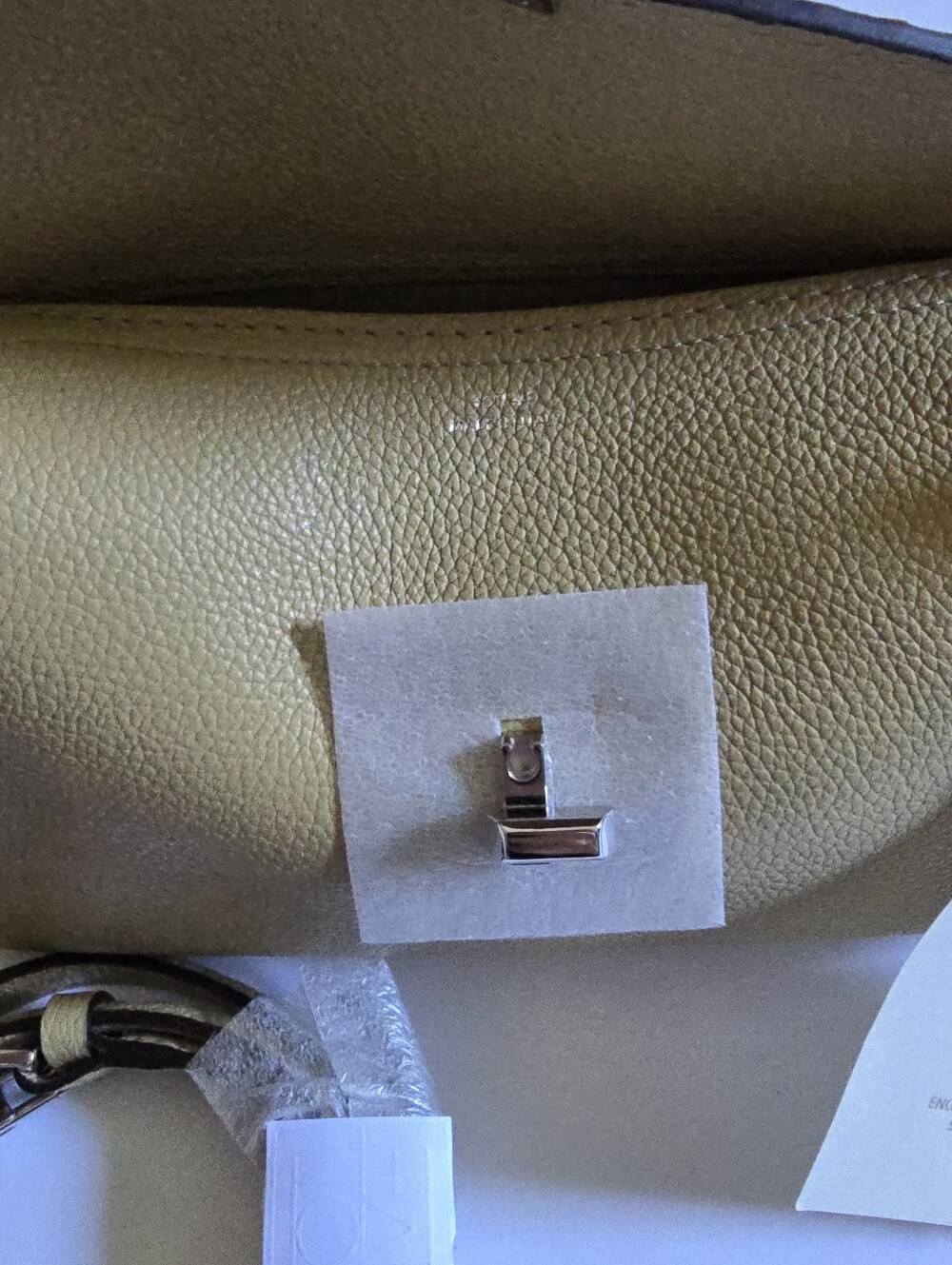 TOTEME T-lock grained-leather crossbody clutch desert - Picture 5 of 9